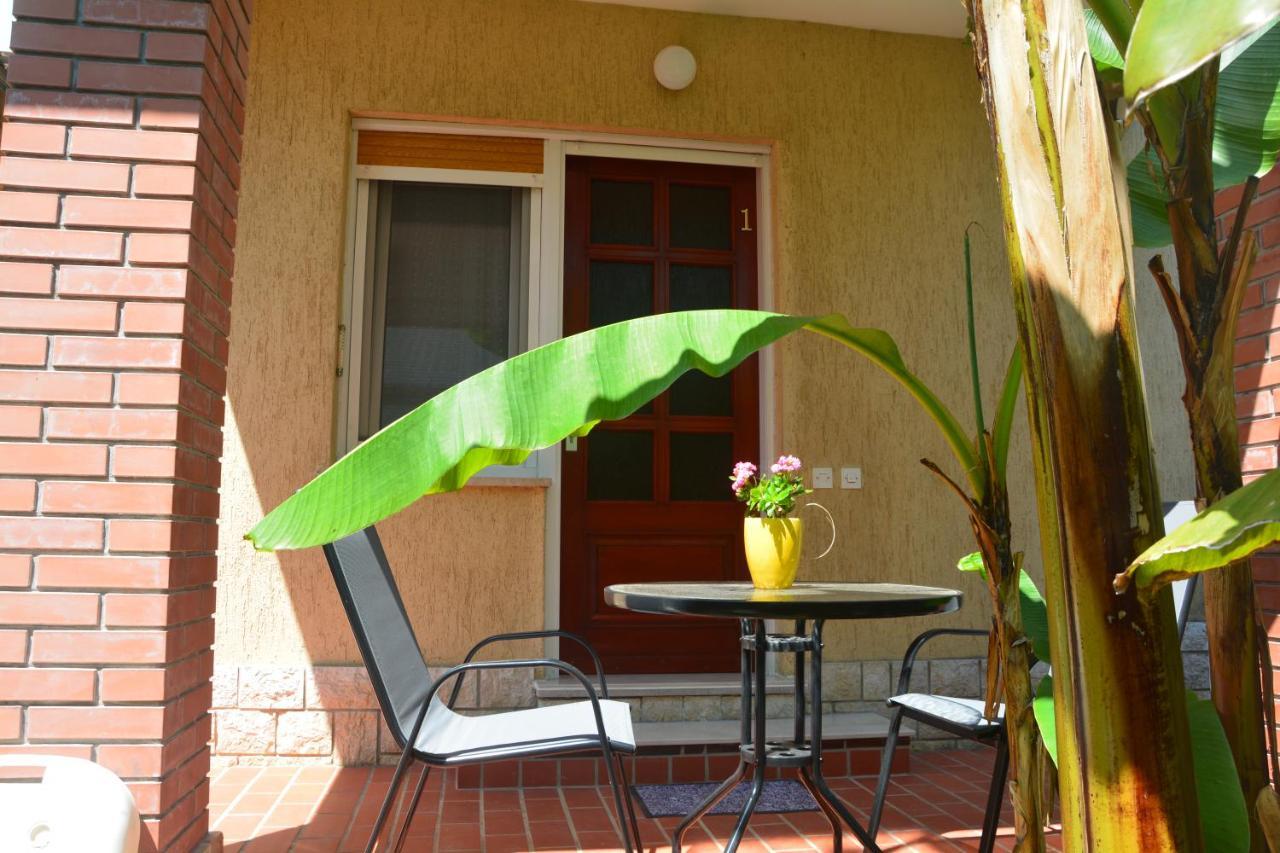 Apartments Orange Ловран Екстериор снимка