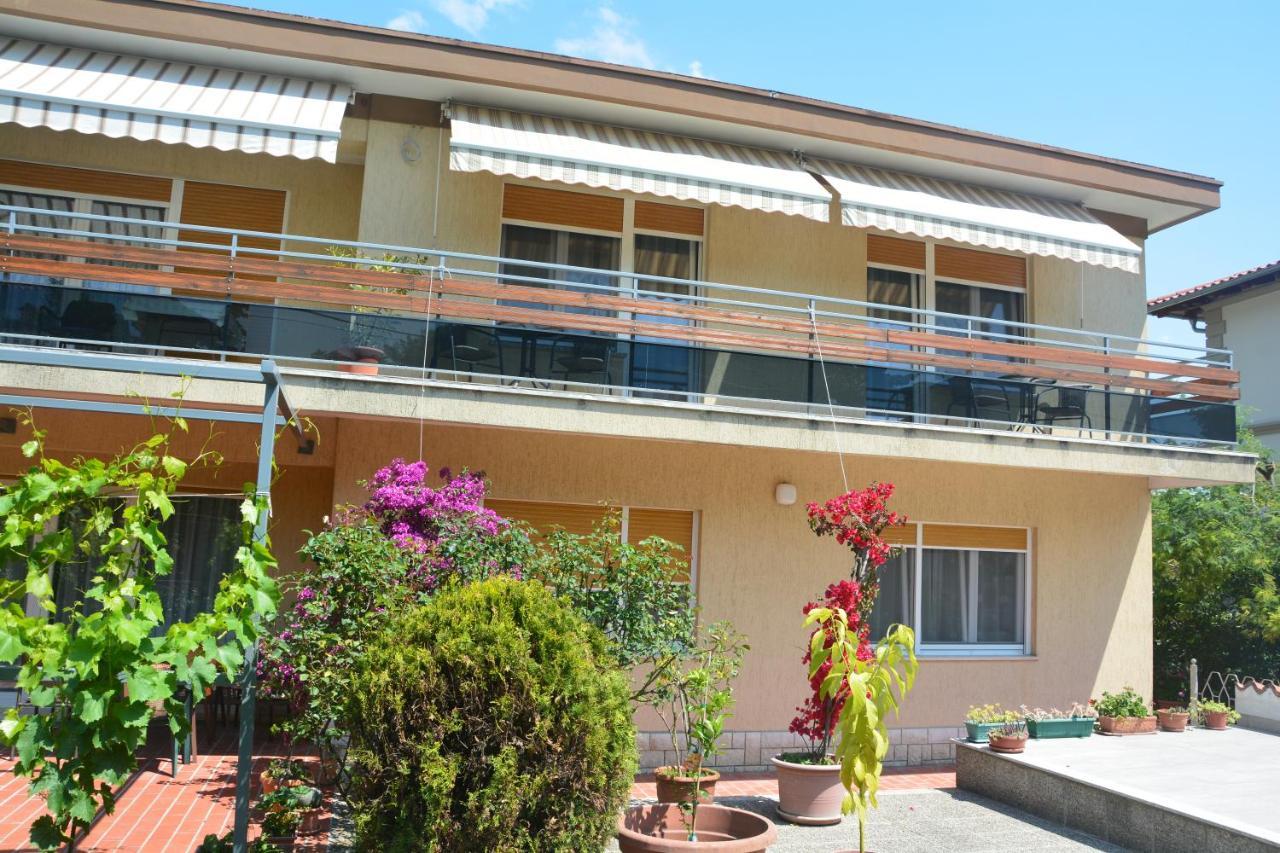 Apartments Orange Ловран Екстериор снимка