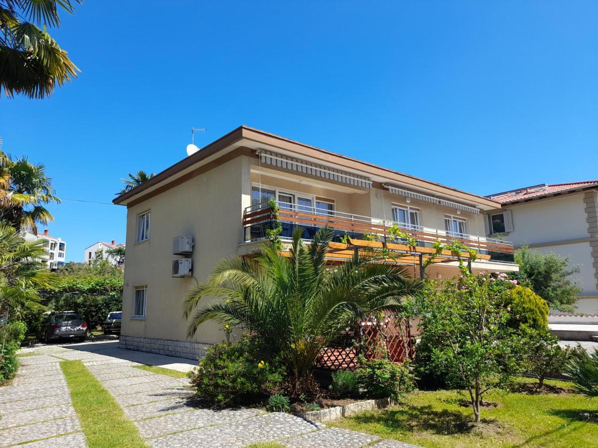Apartments Orange Ловран Екстериор снимка