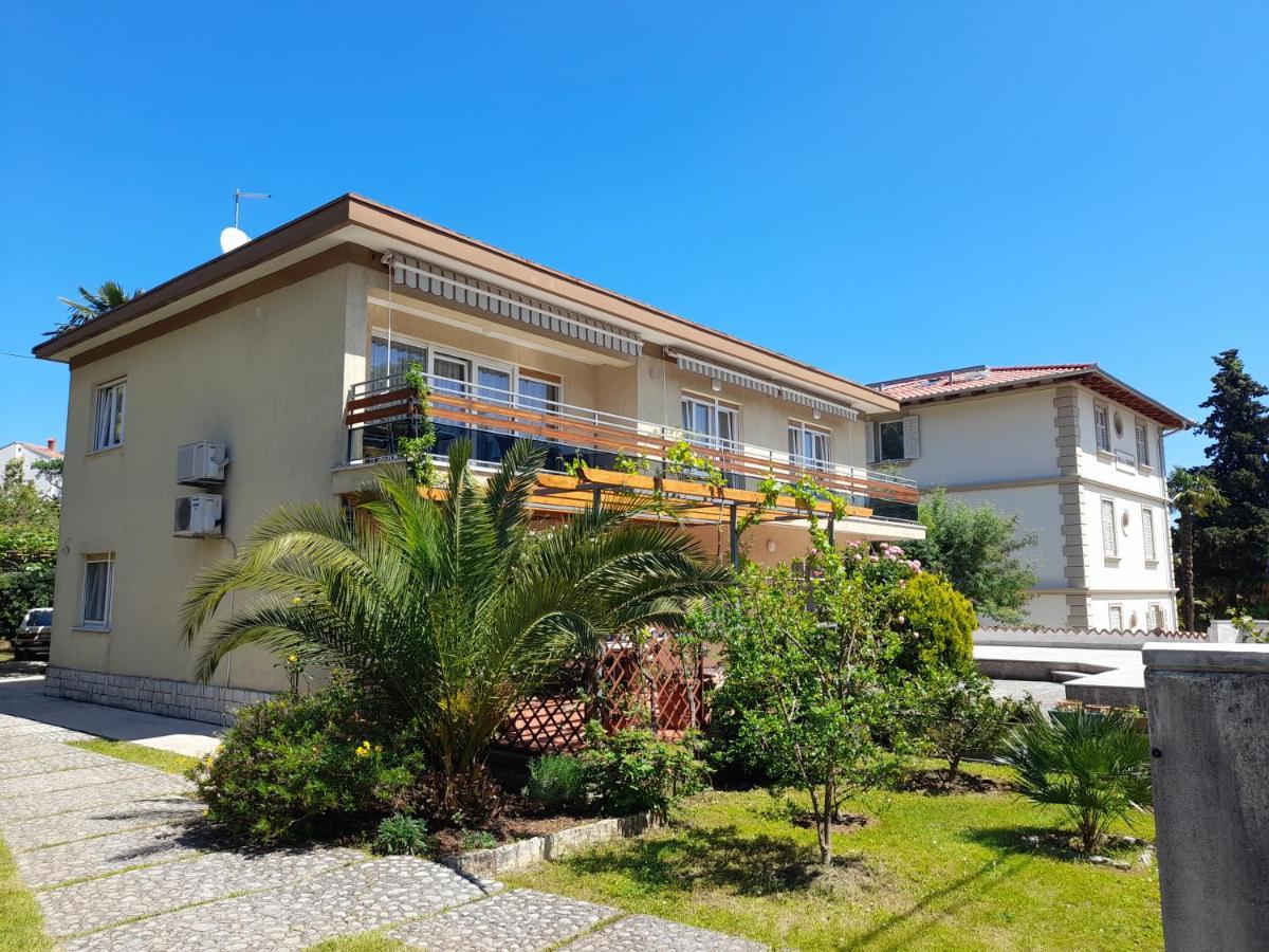 Apartments Orange Ловран Екстериор снимка