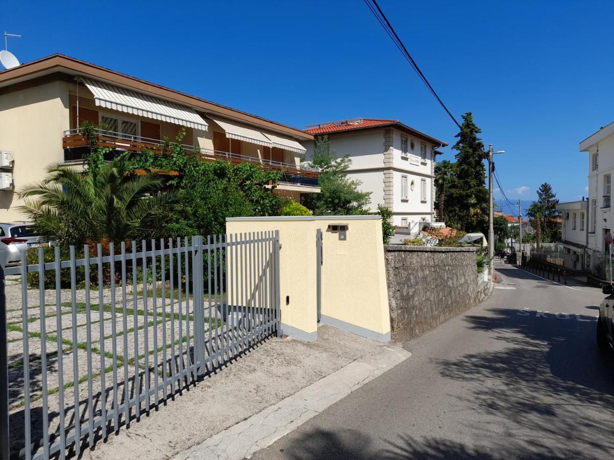 Apartments Orange Ловран Екстериор снимка