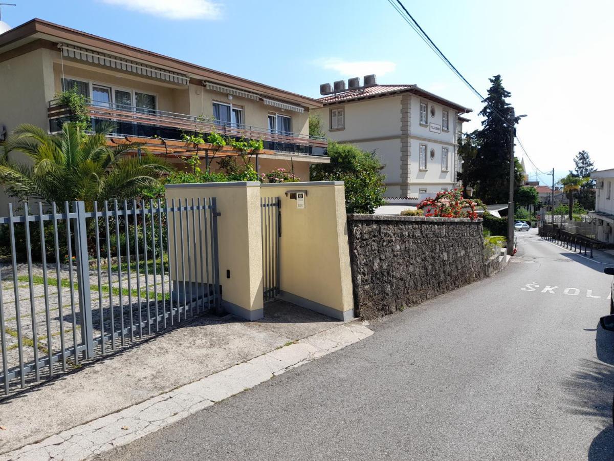 Apartments Orange Ловран Екстериор снимка