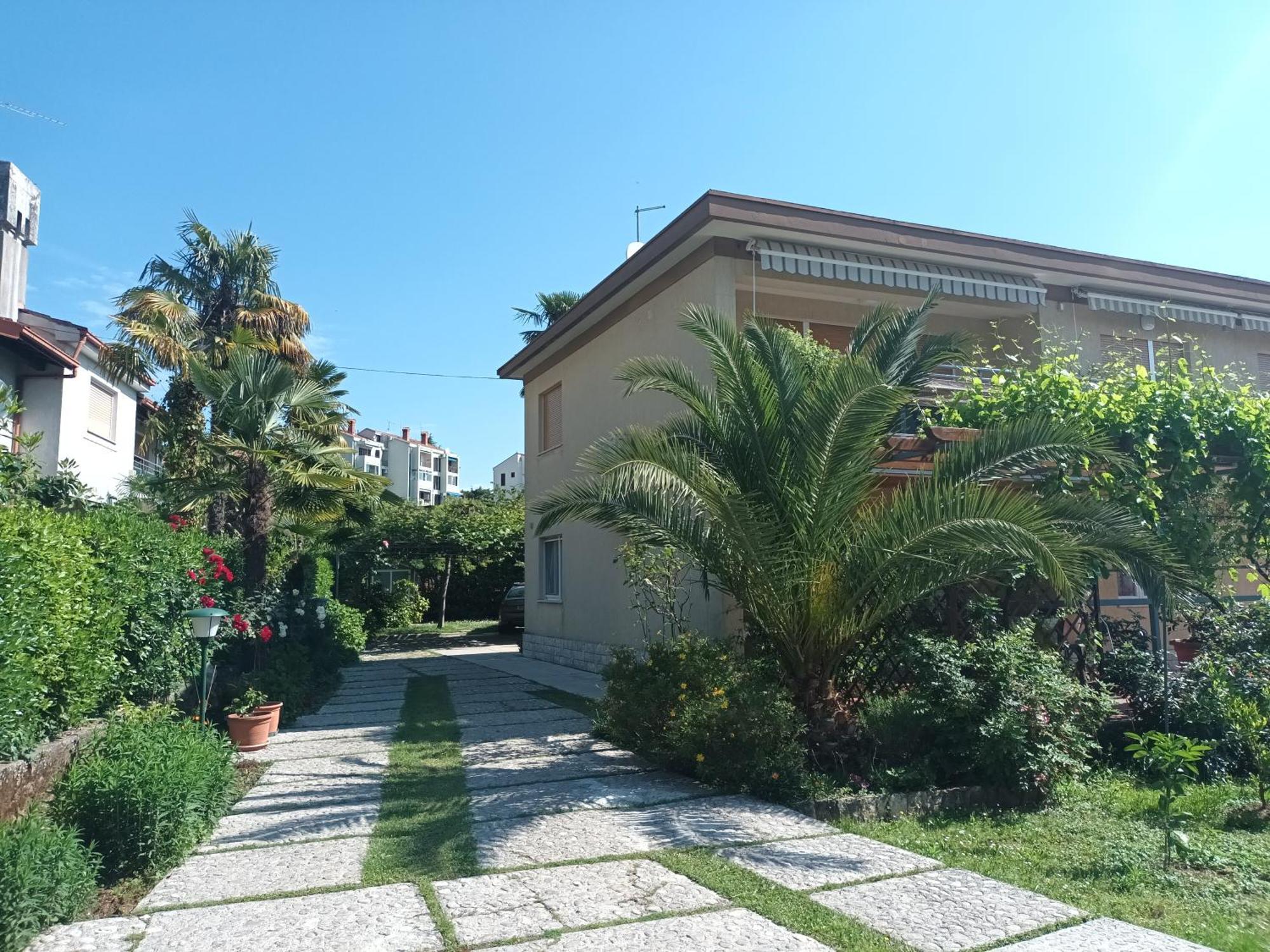 Apartments Orange Ловран Екстериор снимка