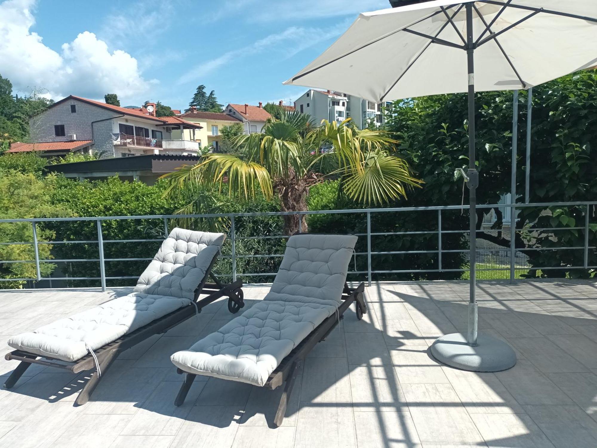 Apartments Orange Ловран Екстериор снимка