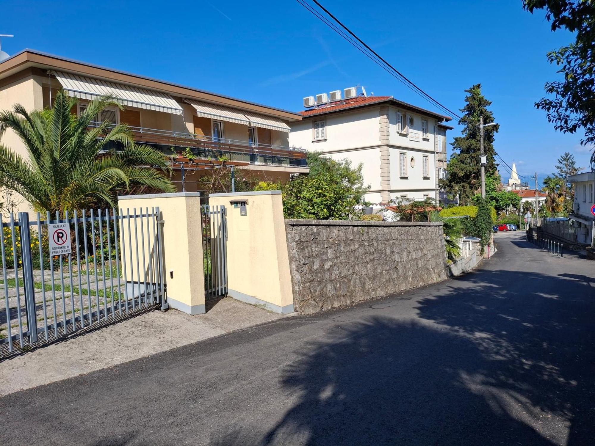 Apartments Orange Ловран Екстериор снимка