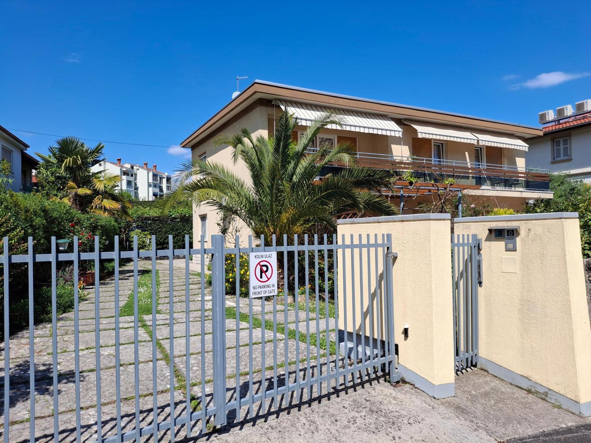 Apartments Orange Ловран Екстериор снимка